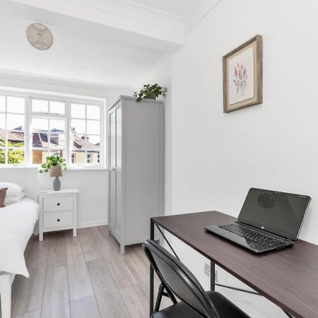 Modern Two Bedroom Apartment With Free Parking! Londres Extérieur photo