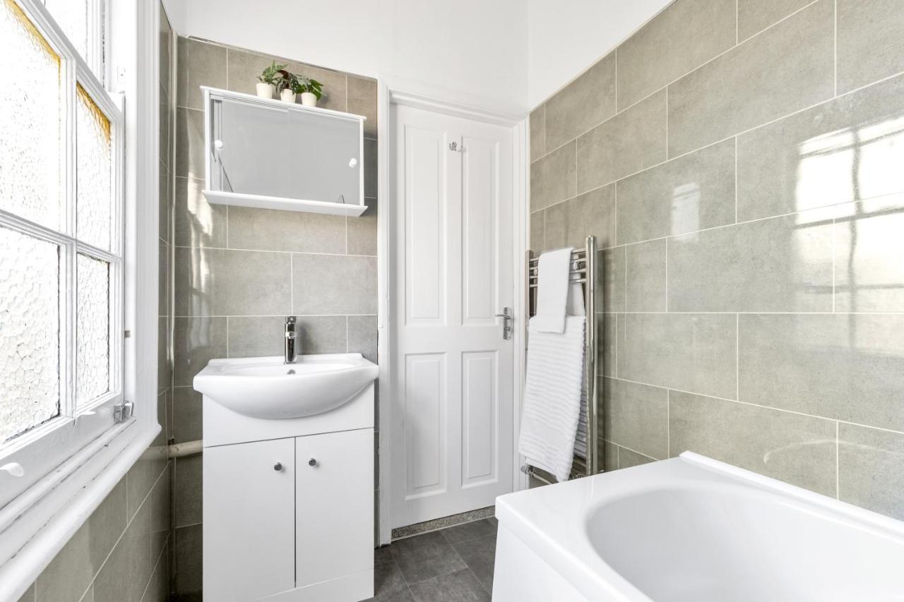 Modern Two Bedroom Apartment With Free Parking! Londres Extérieur photo