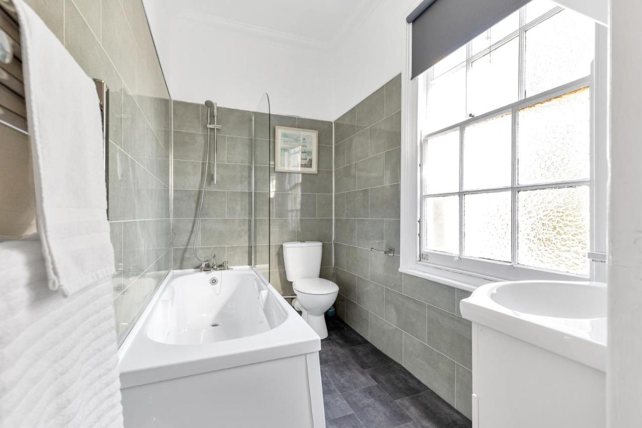 Modern Two Bedroom Apartment With Free Parking! Londres Extérieur photo