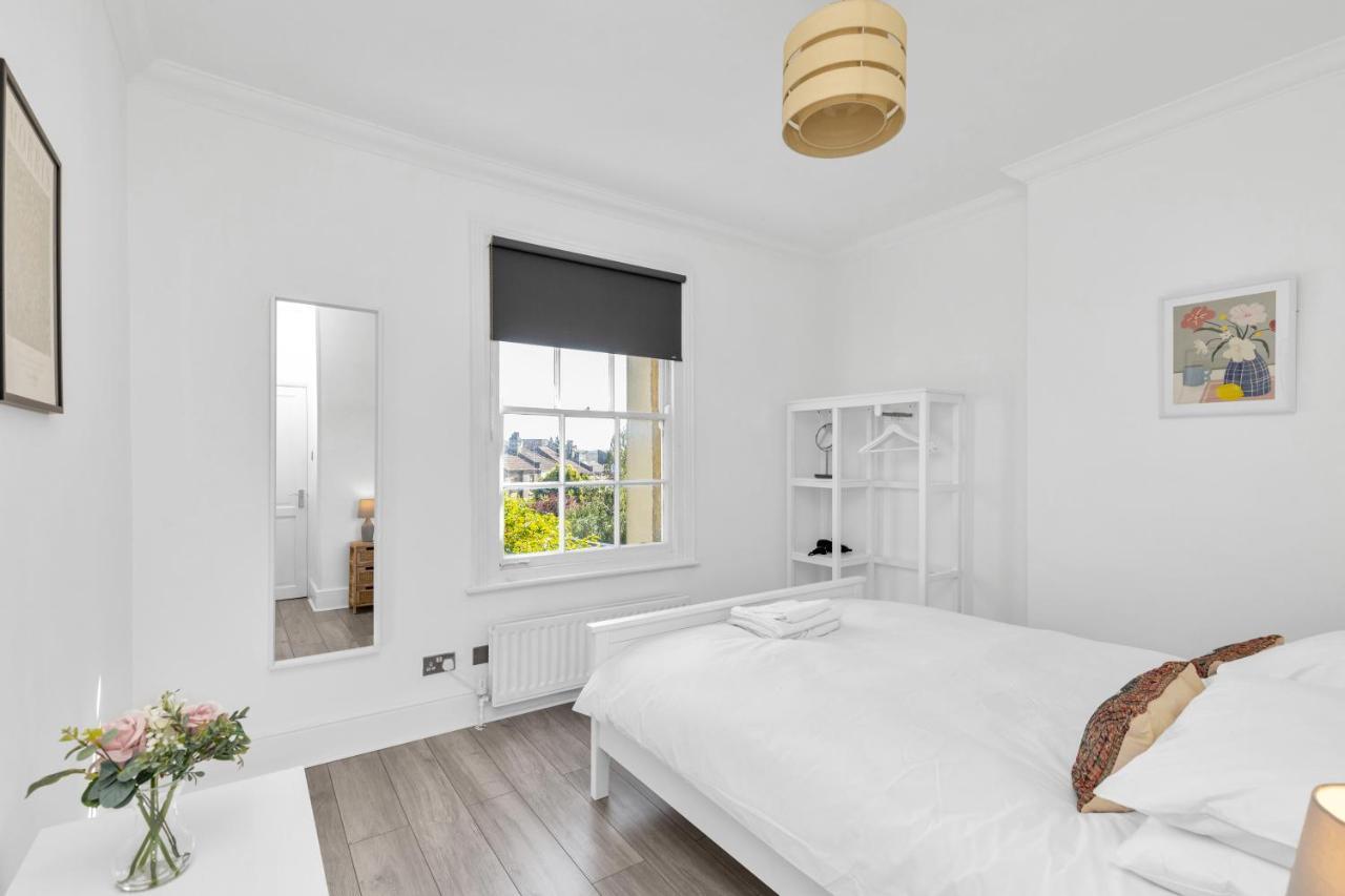 Modern Two Bedroom Apartment With Free Parking! Londres Extérieur photo