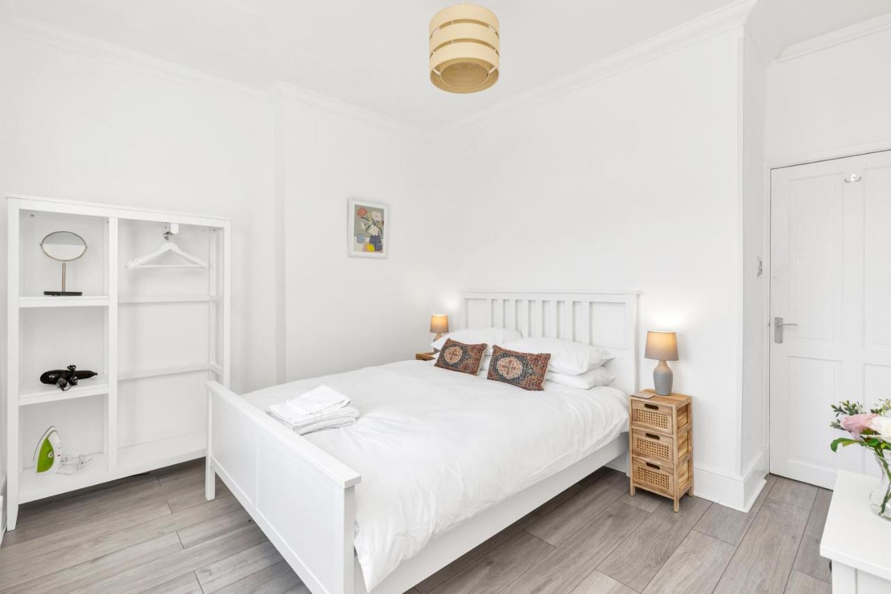 Modern Two Bedroom Apartment With Free Parking! Londres Extérieur photo